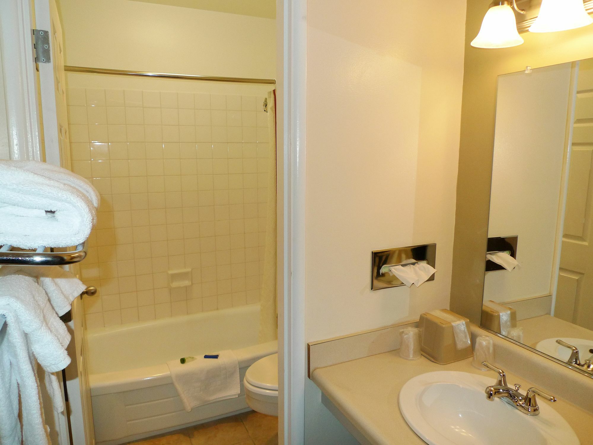 Campus Inn&suites Downtown Motel